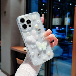Gros plan sur la coque iPhone transparente avec papillons perlés et strass brillants