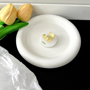 Detailed view of yellow glitter bear magnetic phone grip on a white ceramic tray