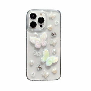Coque iPhone 15 Pro avec papillon 3D et perles au design esthétique et féminin élégant