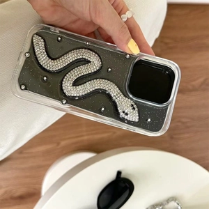 Detail einer iPhone Hülle mit glitzernder Schlange aus Silber-Strass auf schwarzem Grund