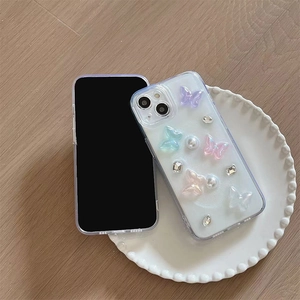 Coque iPhone élégante avec papillons 3D en résine et perles sur protection transparente