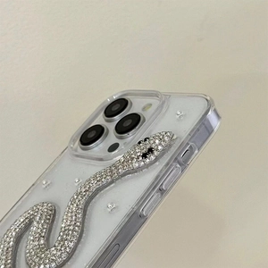 Detailansicht der 3D-Kristallschlange auf der transparenten iPhone-Hülle