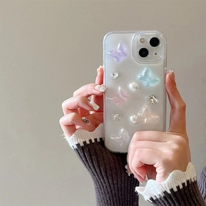 Coque iPhone ornée de papillons 3D colorés avec perles et strass sur fond transparent
