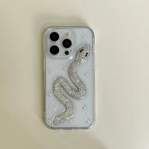 Detailansicht der 3D-Schlangenverzierung mit Strasssteinen auf einer iPhone-Hülle