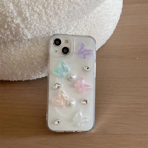 Détail de coque iPhone transparente avec papillons 3D colorés, perles et strass