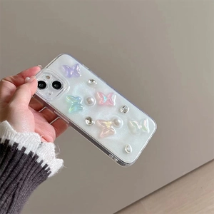 Gros plan de la coque transparente avec papillons 3D, perles et strass brillants