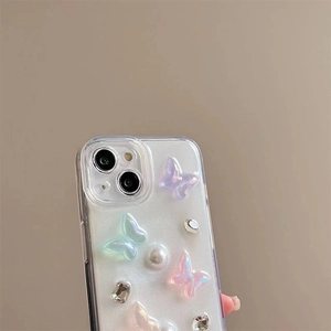Gros plan de papillons 3D et de strass sur une coque transparente pour iPhone