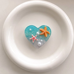 Detail of blue gradient heart phone grip with resin starfish and white pearls decoration