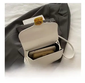 Vue intérieure d'un sac bandoulière blanc montrant l'espace pour smartphone et portefeuille