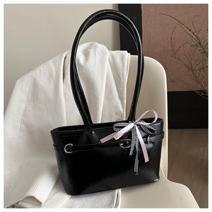 Sac sous le bras noir verni avec boucle argentée et nœud décoratif en ruban rose