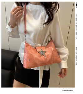 Détail du sac à bandoulière rose style punk avec grande boucle étoile argentée et des rivets