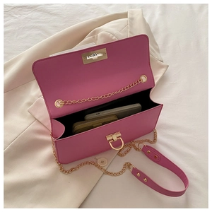 Dettaglio dell'interno della borsa rosa con spazio per cellulare e portafoglio