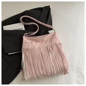 Dettaglio borsa a secchiello rosa in ecopelle con frange e occhielli metallici rifiniti