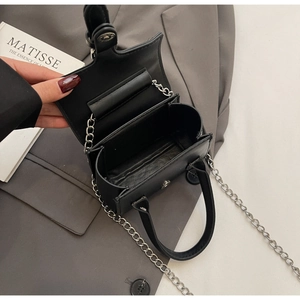 Vue intérieure du mini sac carré noir avec bandoulière chaîne argentée et fermoir aimanté