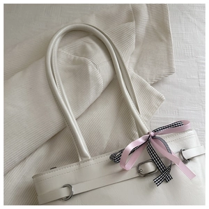 Détail du sac en cuir PU blanc crème avec nœud en ruban rose et à carreaux et garniture argentée