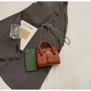 Mini sac à main caramel avec bandoulière chaîne et détail de boucle en cuir élégant