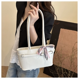 Detail der weißen PU-Schultertasche mit rosa karierter Schleife und silberner Schnalle