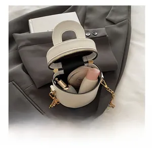 Détail de l'espace intérieur du sac seau en similicuir blanc avec fermeture à glissière