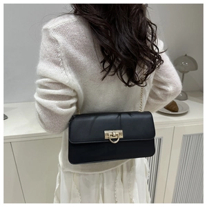 Vue arrière d'un mannequin portant un sac à bandoulière noir avec fermoir doré en métal