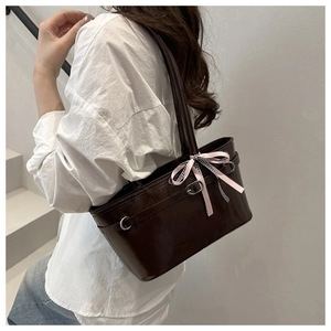 Seitenansicht der großen Kaffeebraunen PU-Leder Beuteltasche mit rosa karierter Schleife