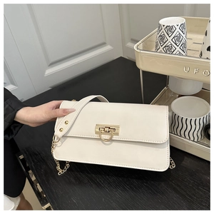 Détail du sac rectangulaire blanc avec boucle dorée en D et bandoulière en chaîne