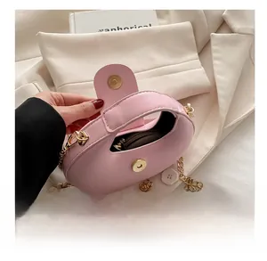Vue détaillée montrant la capacité intérieure du mini sac rose avec chaîne dorée