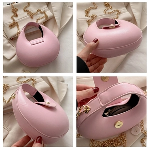 Vues détaillées du sac demi-lune en cuir PU rose avec bandoulière chaîne et fermoir aimant
