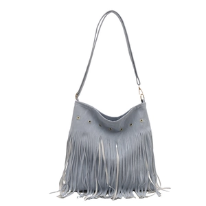 Sac à bandoulière bleu clair en similicuir avec franges, œillets et sangle réglable