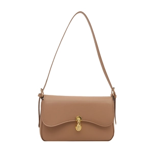 Sac bandoulière minimaliste en cuir marron avec boucle dorée pour le quotidien