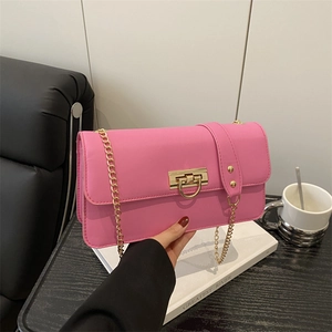 Elegante borsa baguette rosa da donna con tracolla a catena dorata e chiusura girevole