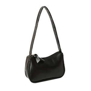 Minimalistische schwarze Hobo-Schultertasche aus Kunstleder mit Reißverschluss auf weiß