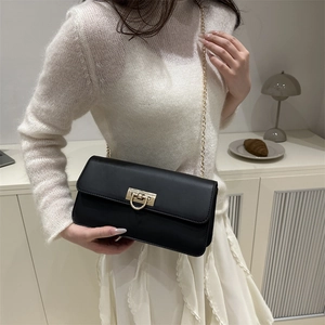 Elegante borsa a tracolla quadrata in pelle nera con catena dorata per un look moderno