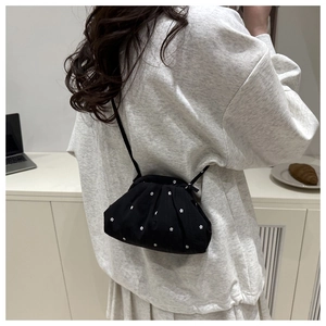 Détail du sac nuage noir à motif floral et texture plissée avec bandoulière assortie
