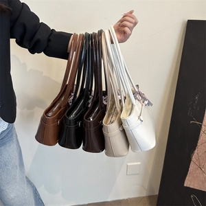 Chicke Damen Shopper mit Schleife in fünf Farben aus einer Lifestyle-Perspektive gezeigt