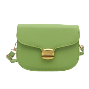 Sacoche selle minimaliste en cuir vert avocat avec boucle dorée et bandoulière réglable