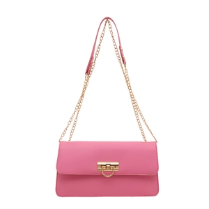 Sac baguette rose minimaliste avec bandoulière chaîne dorée et fermoir sur fond blanc pur