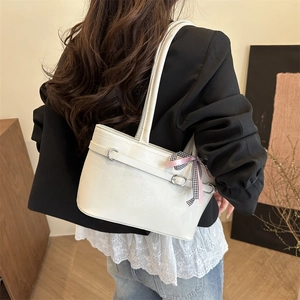 Sac baguette chic blanc cassé avec nœud à carreaux élégant et boucle métallique argentée