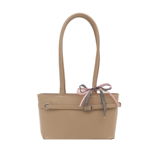 Borsa a mano beige in ecopelle con fiocco a quadri e fibbia in metallo decorativa