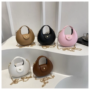 Vue détaillée de cinq sacs en croissant en blanc, noir, kaki, rose et marron avec chaînes dorées