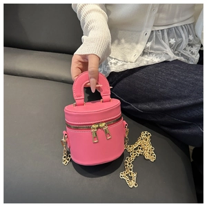 Handgehaltene Mini-Zylindertasche in leuchtendem Pink mit goldener Kette