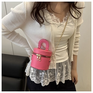 Detailansicht der rosa Beuteltasche mit Doppelreißverschluss und goldener Kette