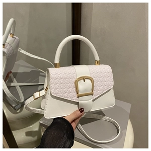 Détail du sac bandoulière en cuir PU blanc avec texture crocodile et boucle dorée