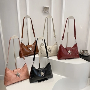 Sac à bandoulière demi-lune en cuir avec emblème étoile en cinq couleurs variées