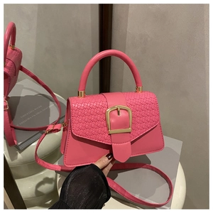 Détail du sac à rabat en cuir tressé rose avec boucle carrée dorée et finitions