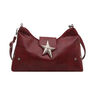 Sac à épaule Y2K vintage rouge bordeaux en cuir avec boucle étoile et rivets métal