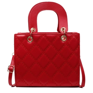Elegante borsa a mano trapuntata rossa con finiture dorate e tracolla regolabile su bianco