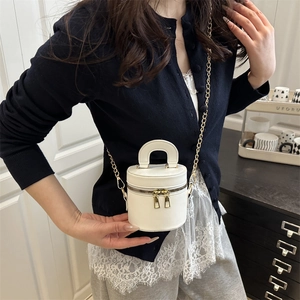 Elegante weiße Mini-Zylindertasche aus Leder mit goldener Kette und Tragegriff