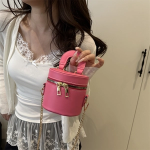 Elegante rosa Mini-Beuteltasche mit Goldkette und Spitze, präsentiert am Modell