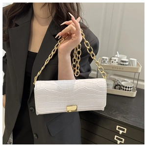 Détail du sac bandoulière blanc motif crocodile avec grosse chaîne dorée et boucle