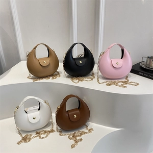 Sac demi-lune rétro en couleurs unies avec bandoulière chaîne dorée femme